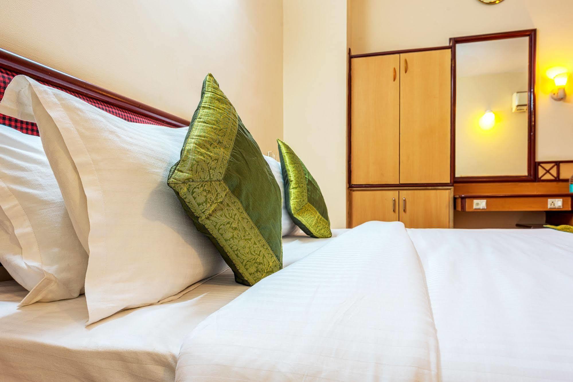 Hotel Saaket Residency ヴィシャーカパトナム エクステリア 写真