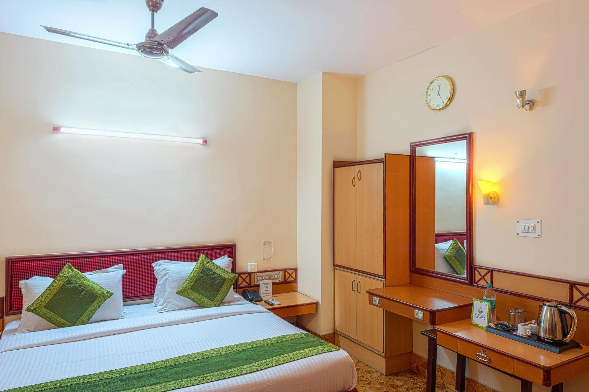 Hotel Saaket Residency ヴィシャーカパトナム エクステリア 写真